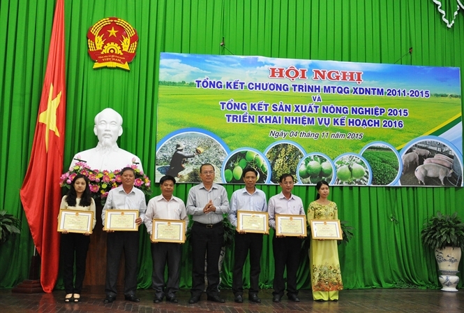 UBND TP. Cần Thơ tặng bằng khen cho các tập thể đạt thành tích xuất sắc thực hiện chương trỉnh mục tiêu quốc gia xây dựng nông thôn mới... Ảnh: nongnghiep.vn