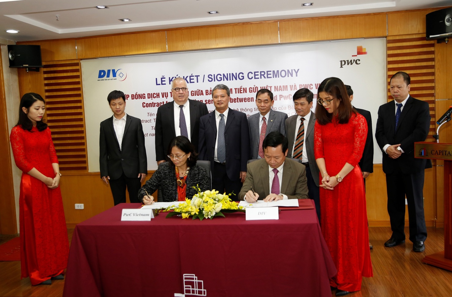 Ông Đào Quốc Tính – Tổng Giám đốc BHTGVN và bà Đinh Thị Quỳnh Vân - Tổng Giám đốc PwC Việt Nam ký kết hợp đồng gói thầu