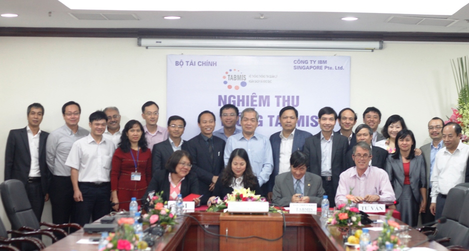 Thứ trưởng Phạm Sỹ Danh cùng các đại biểu chứng kiến Lễ ký Nghiệm thu hệ thống TABMIS. Nguồn: Internet