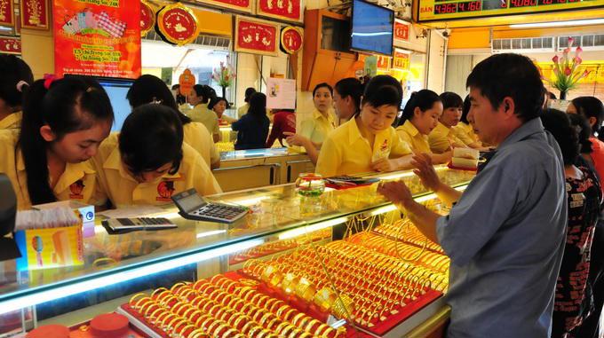 Người dân sẽ phải khai báo thông tin cá nhân, xuất trình chứng minh thư nếu giao dịch vàng từ 300 triệu đồng trở lên. Nguồn: internet