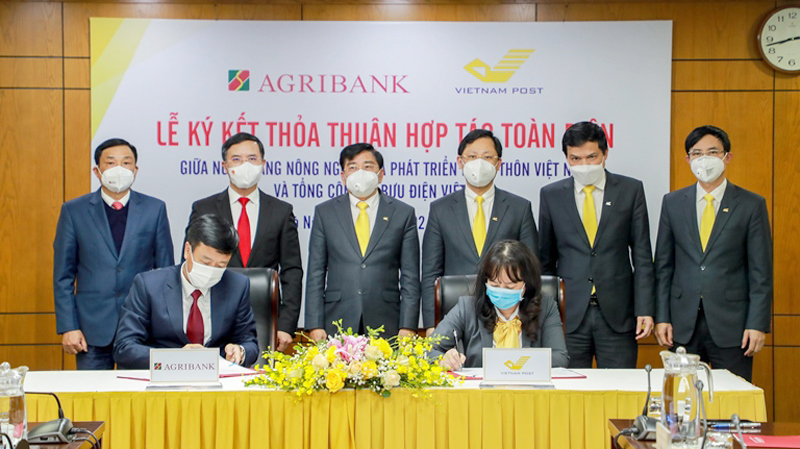 Phó Tổng Giám đốc Vietnam Post Chu Thị Lan Hương và Phó Tổng Giám đốc Agribank Nguyễn Hải Long ký kết Thỏa thuận hợp tác toàn diện.