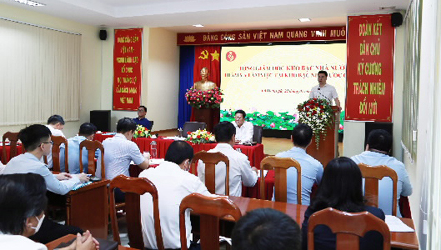Đoàn công tác KBNN Trung ương làm việc tại KBNN Cà Mau.