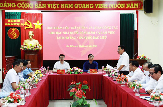 Lãnh đạo KBNN Bạc Liêu báo cáo hoạt động của đơn vị với Đoàn công tác.