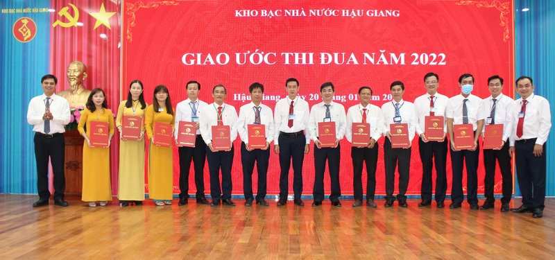 Các đơn vị thuộc KBNN Hậu Giang ký giao ước thi đua năm 2022