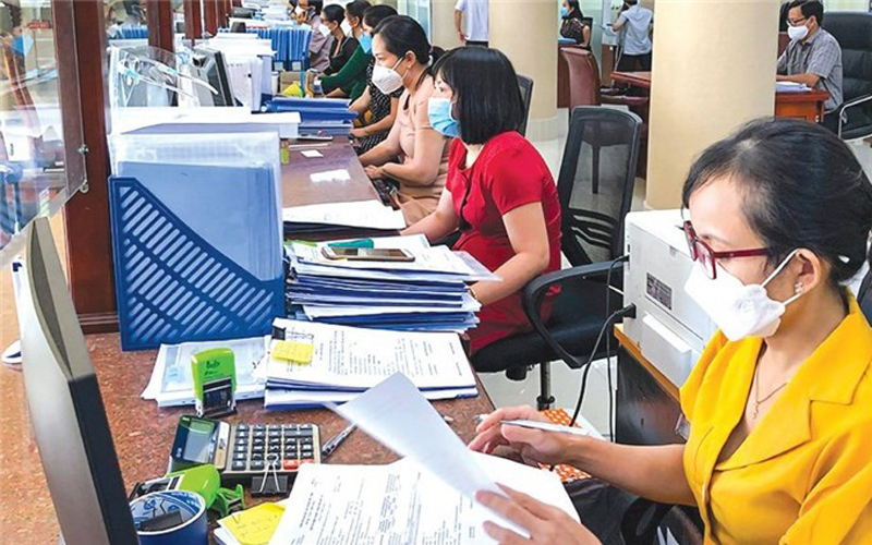 Công chức KBNN Cà Mau đang kiểm soát hồ sơ thanh toán vốn ngân sách