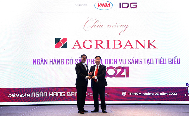 Đại diện Agribank (phải) nhận Giải thưởng “Ngân hàng có sản phẩm, dịch vụ sáng tạo tiêu biểu năm 2021”