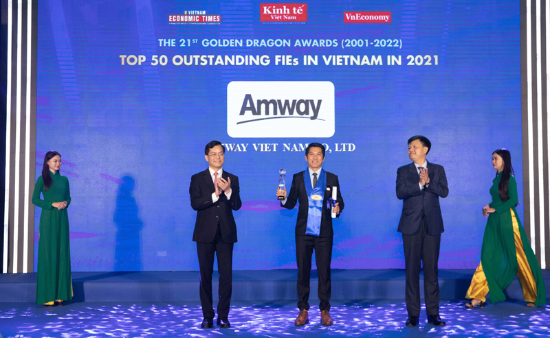 Ông Huỳnh Thiên Triều, Tổng Giám đốc Amway Việt Nam nhận giải doanh nghiệp FDI tăng trưởng bền vững ở Việt Nam tại lễ trao giải thưởng Rồng Vàng 2022.