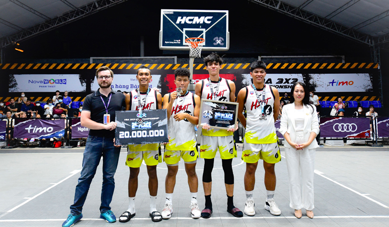 Ông Jonas Eichhorst (Ngoài cùng bên trái) – Đại diện ngân hàng số Timo trao giải cho các cầu thủ trẻ U20 Saigon Heat – Ảnh: VBA.