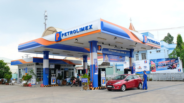 Nh&acirc;n vi&ecirc;n Cửa h&agrave;ng xăng dầu số 29 của Petrolimex Tiền Giang phục vụ kh&aacute;ch h&agrave;ng thanh to&aacute;n kh&ocirc;ng d&ugrave;ng tiền mặt