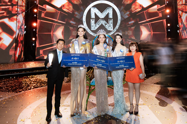 Đại diện Thương hiệu Artistry - Đơn vị chăm sóc sắc đẹp chính thức Miss World Việt Nam 2022 trao phần tài trợcho Top 3 đương kim Hoa Hậu và Á hậu