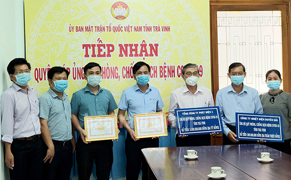 Đ/c Nguyễn Văn Thú (đứng giữa) đại diện Tổng Công ty Phát điện 1 và Công ty Nhiệt điện Duyên Hải ủng hộ Quỹ vắc-xin phòng chống Covid-19 tỉnh Trà Vinh ngày 12/8/2021.