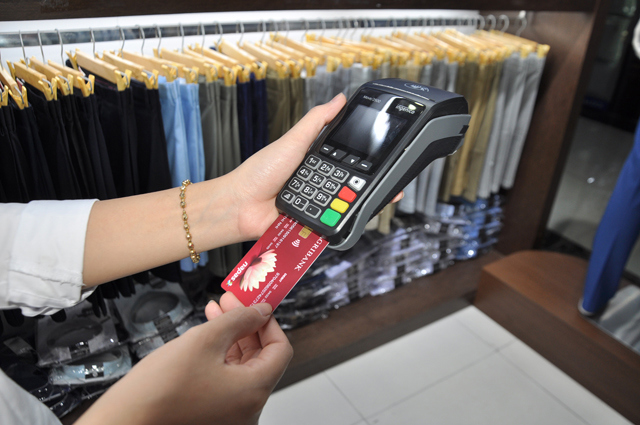Thẻ chip kh&ocirc;ng tiếp x&uacute;c ph&ugrave; hợp với c&aacute;c thanh to&aacute;n tại cửa h&agrave;ng, si&ecirc;u thị