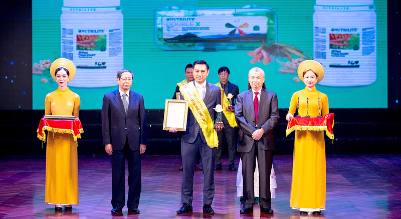 TS. Nguyễn Bá Thủy - Nguyên thứ trưởng Bộ Y tế và PGS.TS Trần Đáng - Chủ tịch Hiệp hội Thực phẩm chức năng Việt Nam trao Cúp vàng và chứng nhận cho ông Nguyễn Phương Sơn – Giám đốc Đối ngoại Amway Việt Nam.