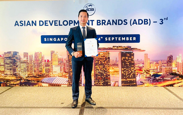 Ông Nguyễn Trung Kiên - Chủ tịch ACM Holdings nhận giải thưởng Top 10 thương hiệu phát triển Châu Á 2022tại Khách sạn Furama RiverFont, Singapore
