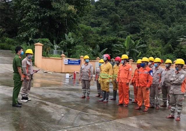 Trong quản l&yacute; hệ thống, phương tiện PCCC ở c&aacute;c đơn vị, cơ sở, c&aacute;c đơn vị th&agrave;nh vi&ecirc;n EVNNPC đ&atilde; chủ động trong c&ocirc;ng t&aacute;c quản l&yacute;, kiểm tra định kỳ c&aacute;c thiết bị PCCC theo quy định.