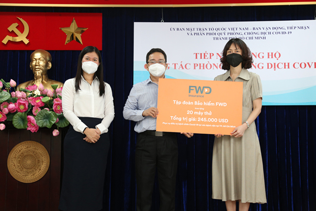 Bà Nguyễn Phương Anh - Phó Tổng Giám đốc Phát triển các dự án chiến lược và Thương hiệu FWD Việt Nam trao 20 máy thở cho Ủy ban Mặt trận Tổ quốc TP. Hồ Chí Minh.