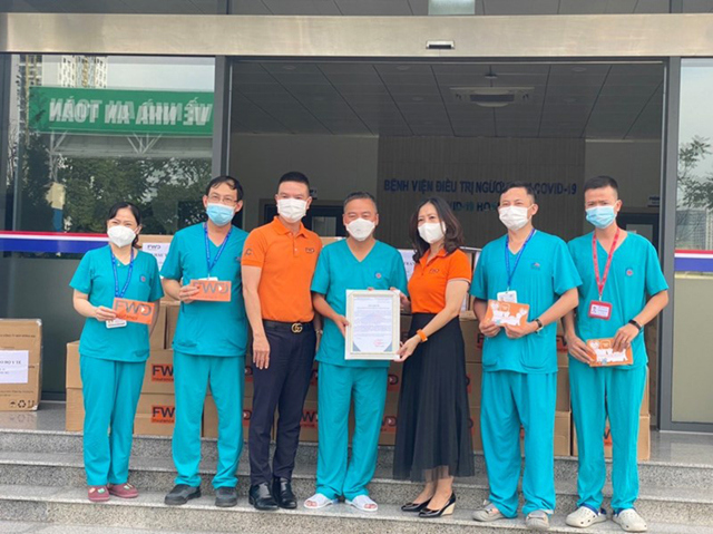 Đại diện FWD trao tặng 2.000 phần quà thiết thực đến các y bác sỹ tại các bệnh viện dã chiến điều trị COVID19.