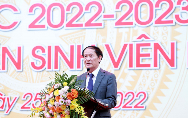 Phó Hiệu trưởng Trường Đại học Kinh doanh và Công nghệ Hà Nội - GS.TS Nguyễn Công Nghiệp đọc diễn văn khai giảng năm học 2022-2023. Ảnh: Đức Minh.