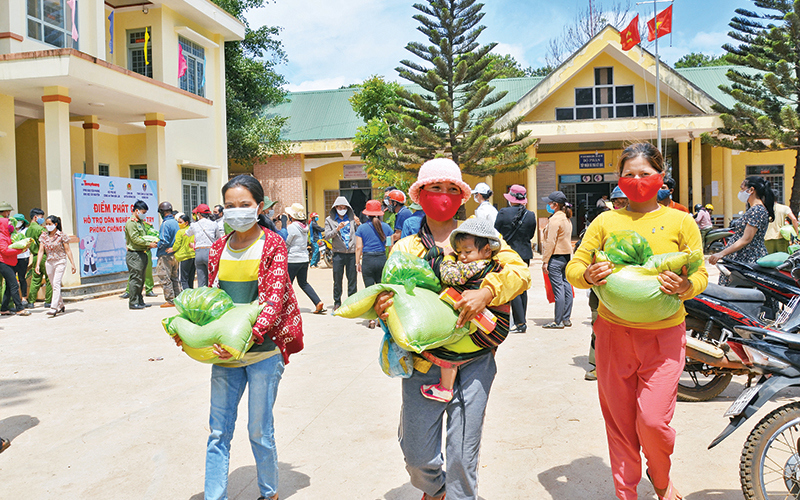 Niềm vui của dân nghèo được một chương trình thiện nguyện hỗ trợ phòng, chống COVID-19. (Ảnh: Hoàng Thiên Nga).