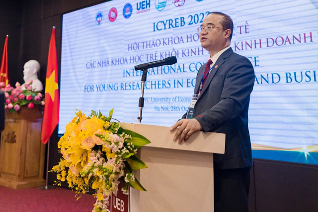 PGS.TS Nguyễn Trúc Lê – Bí thư Đảng uỷ, Chủ tịch Hội đồng trường, Trường ĐH Kinh tế - ĐHQGHN phát biểu tại hội thảo ICYREB 2022