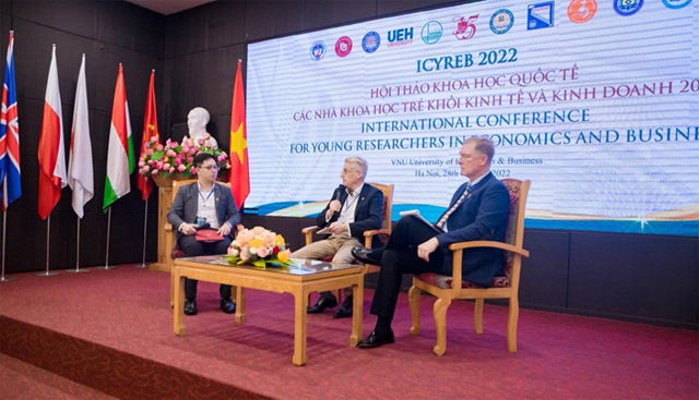 Lưu Ngọc Hiệp – Phụ trách trách nhiệm Phó Trưởng khoa Tài Chính Ngân hàng – Trường ĐH Kinh tế - ĐHQGHN(ngoài cùng bên trái) chủ trì phiên thảo luận cùng các khách mời tham dự diễn đàn.