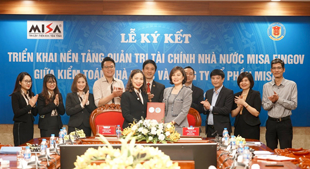 Tham dự ký kết triển khai Nền tảng quản trị tài chính Nhà nước MISA FinGov có bà Phạm Thị Thu Hà - Giám đốc Trung tâm Tin học, Kiểm toán Nhà nước (bên phải) và bà Đinh Thị Thúy - Tổng giám đốc Công ty Cổ phần MISA (bên trái).