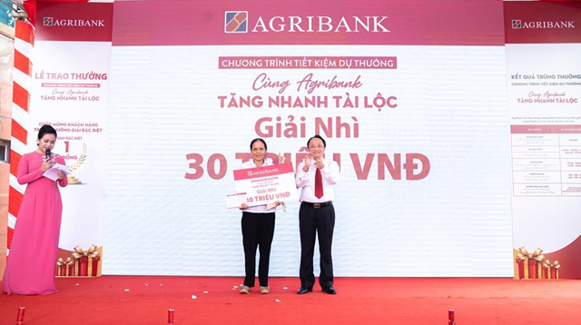 Ông Trần Văn Đức - Phó Giám đốc phụ trách điều hành Agribank chi nhánh tỉnh Nghệ An trao giải Nhì cho khách hàng trúng thưởng của Chương trình