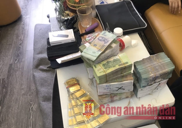  Lực lượng chức năng thu giữ nhiều tiền, vàng... của nhóm đối tượng. (Nguồn: cand.com.vn)