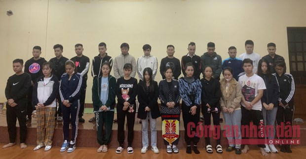 Các đối tượng tại thời điểm bị triệu tập về Cơ quan Công an. (Nguồn: cand.com.vn)