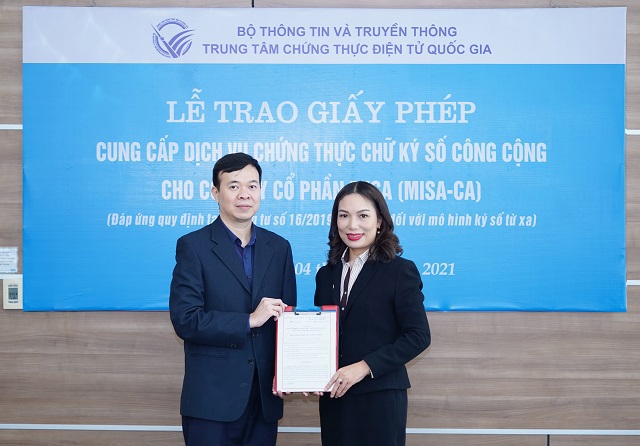 &Ocirc;ng Đặng Đ&igrave;nh Trường - Ph&oacute; Gi&aacute;m đốc Trung t&acirc;m Chứng thực điện tử quốc gia - Bộ Th&ocirc;ng tin v&agrave; Truyền th&ocirc;ngtrao giấy ph&eacute;p dịch vụ chứng thực chữ k&yacute; số c&ocirc;ng cộng theo m&ocirc; h&igrave;nh k&yacute; số từ xa cho C&ocirc;ng ty Cổ phần MISA