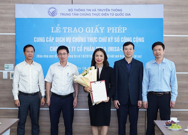 Đại diện Bộ C&ocirc;ng an, Ban Cơ yếu Ch&iacute;nh phủ, Bộ Bộ Th&ocirc;ng tin v&agrave; Truyền th&ocirc;ngv&agrave; C&ocirc;ng ty Cổ phần MISA tại buổi lễ