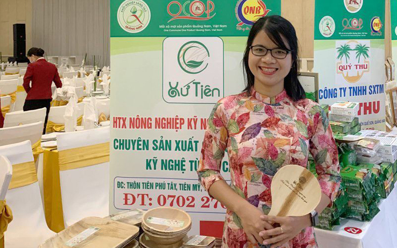 Chị Phan Vũ Hoài Vui khởi nghiệp bằng các sản phẩm làm từ mo cau.
