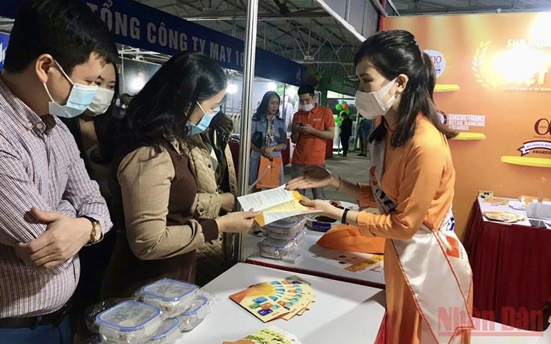 Người tiêu dùng tìm mua các sản phẩm tại sự kiện “Kích cầu nhà xinh, du lịch mua sắm và sản phẩm truyền thống Hà Nội”.
