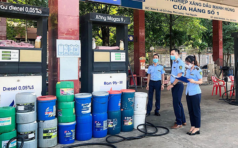 Quản lý thị trường kiểm tra đột xuất hoạt động kinh doanh tại cửa hàng xăng dầu Mạnh Hùng (Thái Nguyên). Ảnh: Phan Trang.