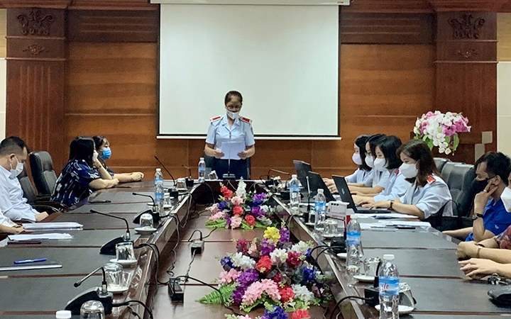 Đoàn thanh tra chuyên ngành bảo hiểm xã hội Quảng Ninh công bố quyết định thanh tra các doanh nghiệp tại tỉnh. (Ảnh: Đơn vị cung cấp).