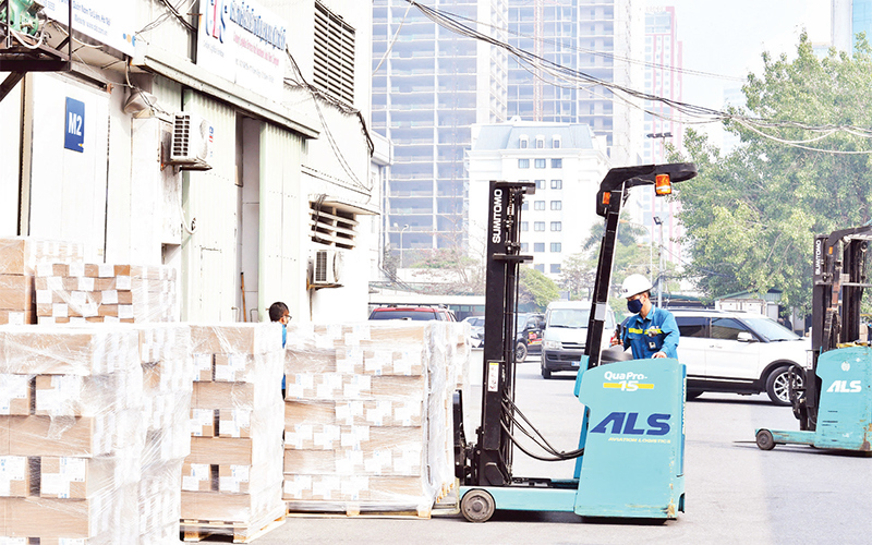 Bốc xếp hàng hóa tại cảng ICD Mỹ Đình. Ảnh: Minh Hà.