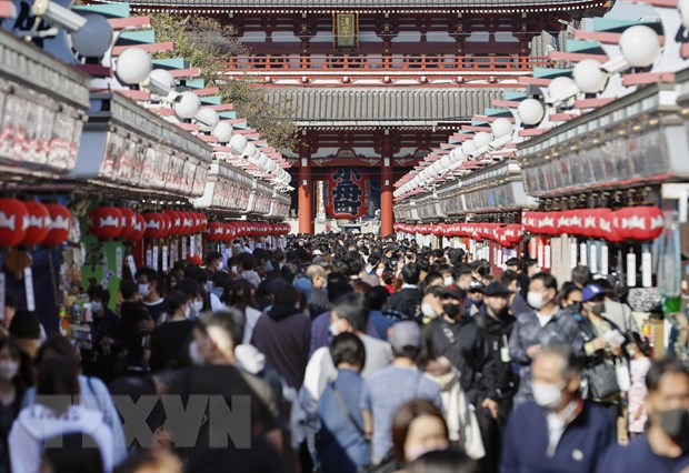 Người dân tập trung tại khu mua sắm Nakamise ở Tokyo, Nhật Bản, ngày 30/10/2021, sau khi các biện pháp hạn chế phòng dịch COVID-19 được nới lỏng. (Ảnh: Kyodo/TTXVN).