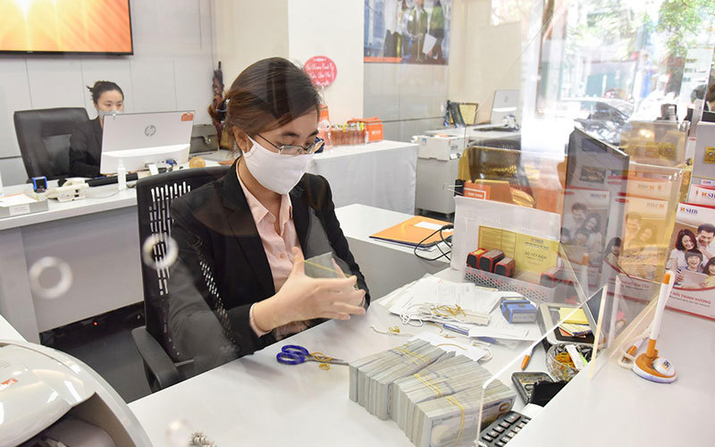 Các ngân hàng đẩy mạnh cung ứng vốn, góp phần hạn chế tín dụng đen. Ảnh: Trần Hải.