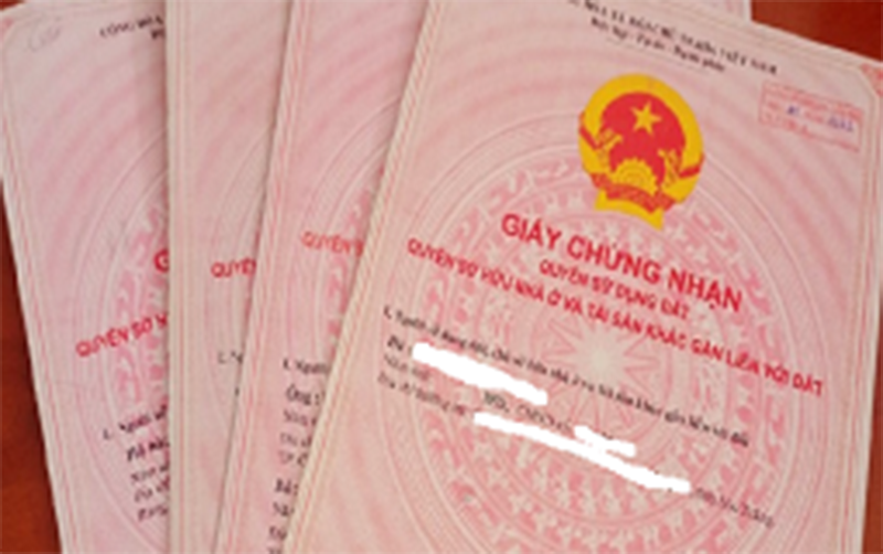 Giấy chứng nhân quyền sử dụng đất bị nhóm Hải đánh tráo được Công an TP Cần Thơ thu giữ. (Ảnh: Công an TP. Cần Thơ).