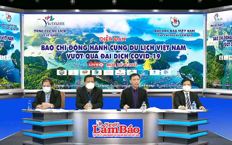 Các khách mời tham gia diễn đàn tại đầu cầu Hà Nội.