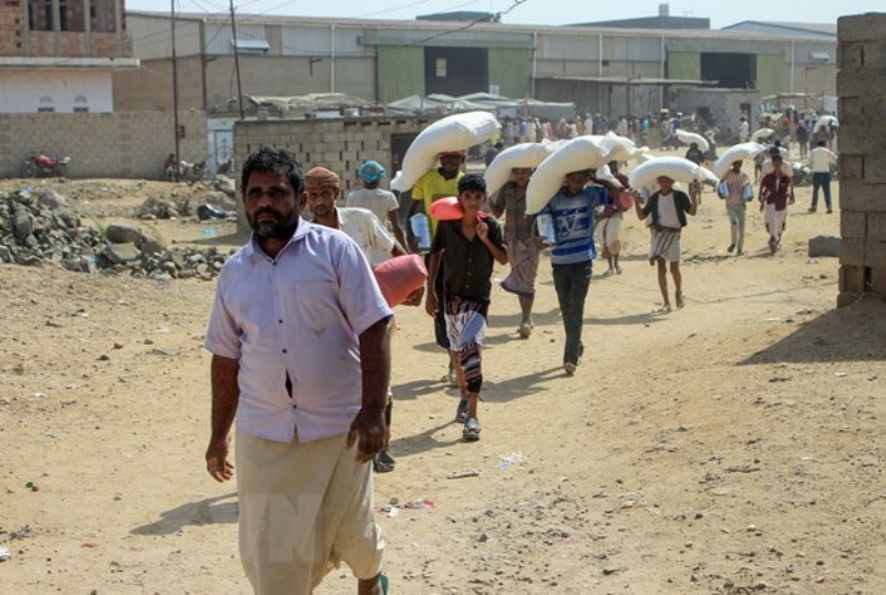 Người dân nhận lương thực cứu trợ tại tỉnh Hajjah, Yemen, ngày 12/1. (Ảnh: AFP/TTXVN)