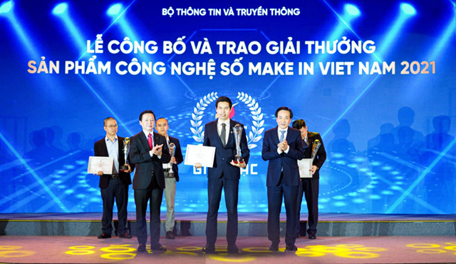 Ông Lê Hồng Quang – Phó Tổng giám đốc Thường trực MISA nhận giải Bạc cho cho Nền tảng số xuất sắc MISA AMIS