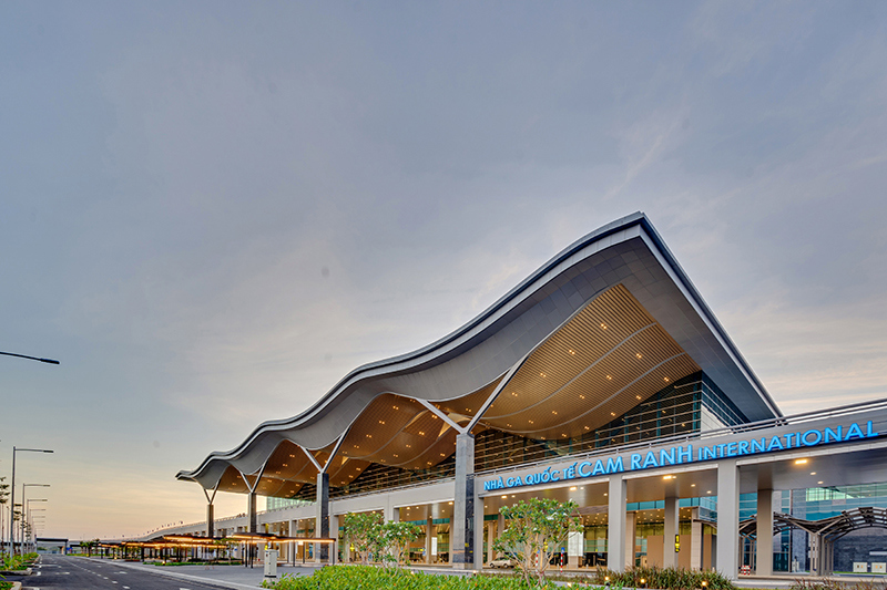 Khung cảnh bên ngoài Nhà ga Quốc tế Cam Ranh