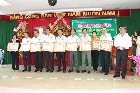 Các DN nhận bằng khen Bộ Tài chính trong hội nghị tuyên dương Người nộp thuế năm 2012 tại Long An. Nguồn: longan.gov.vn