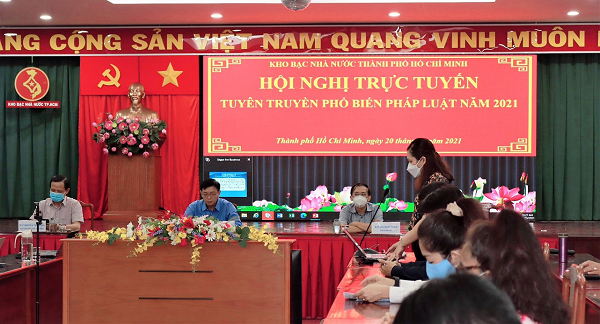 Báo cáo viên trình bày nội dung tuyên truyền pháp luật tại Hội nghị