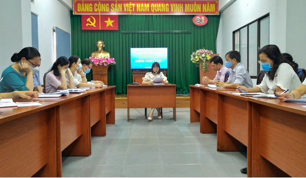 Cán bộ, công chức kho bạc Nhà nước Quận 3 thường xuyên học tập, trao đổi nghiệp vụ.