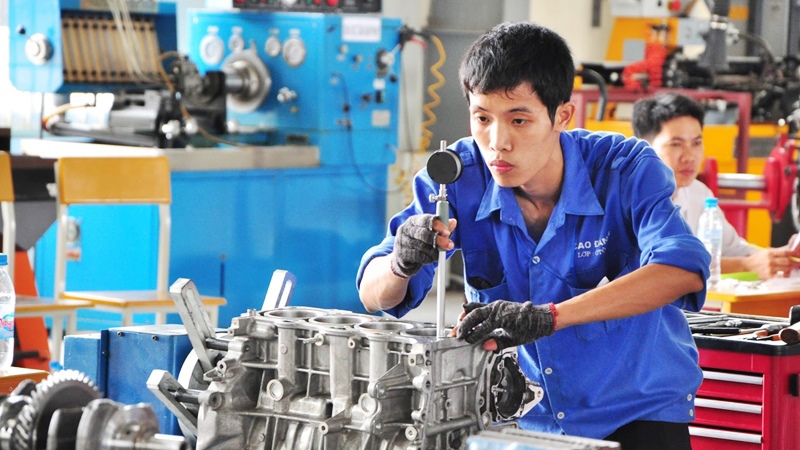 Vốn đầu tư thành lập trường cao đẳng nghề có vốn đầu tư nước ngoài tại Việt Nam bằng nguồn vốn hợp pháp tối thiểu là 100 tỷ đồng.