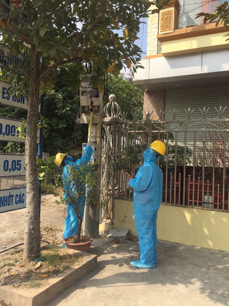 Cán bộ, nhân viên ngành Điện luôn đảm bảo anh toàn trong khi thực hiện nhiệm vụ.