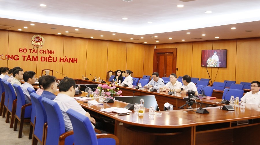 Các đồng chí ủy viên Ban Cán sự đảng, ủy viên Ban Chấp hành Đảng bộ Bộ Tài chính tham dự hội nghị tại điểm cầu trụ sở cơ quan Bộ Tài chính.