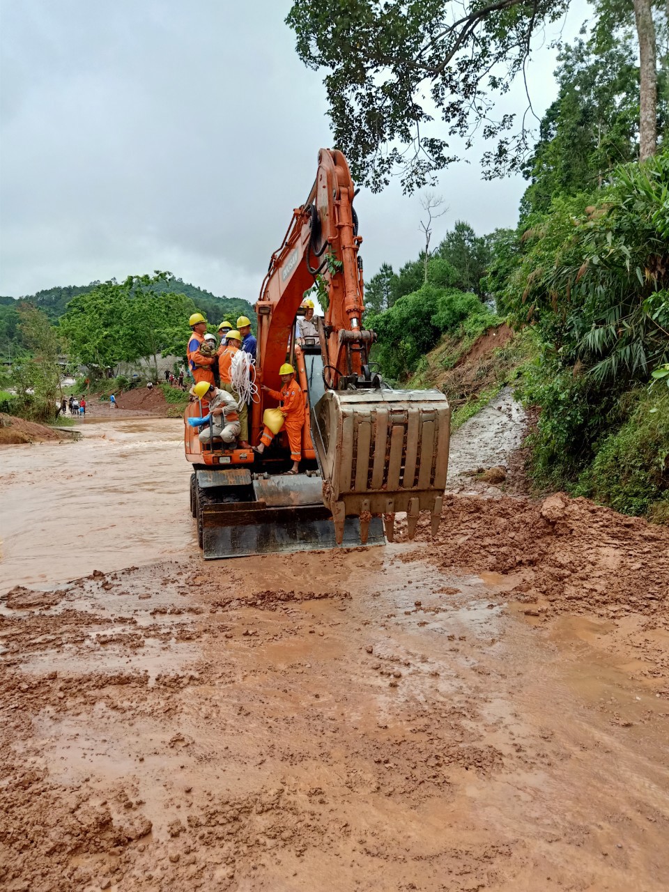 Công ty Điện lực Lạng Sơn đã nỗ lực khắc phục sự cố, cấp điện trở lại cho gần 90% số khách hàng bị ảnh hưởng.